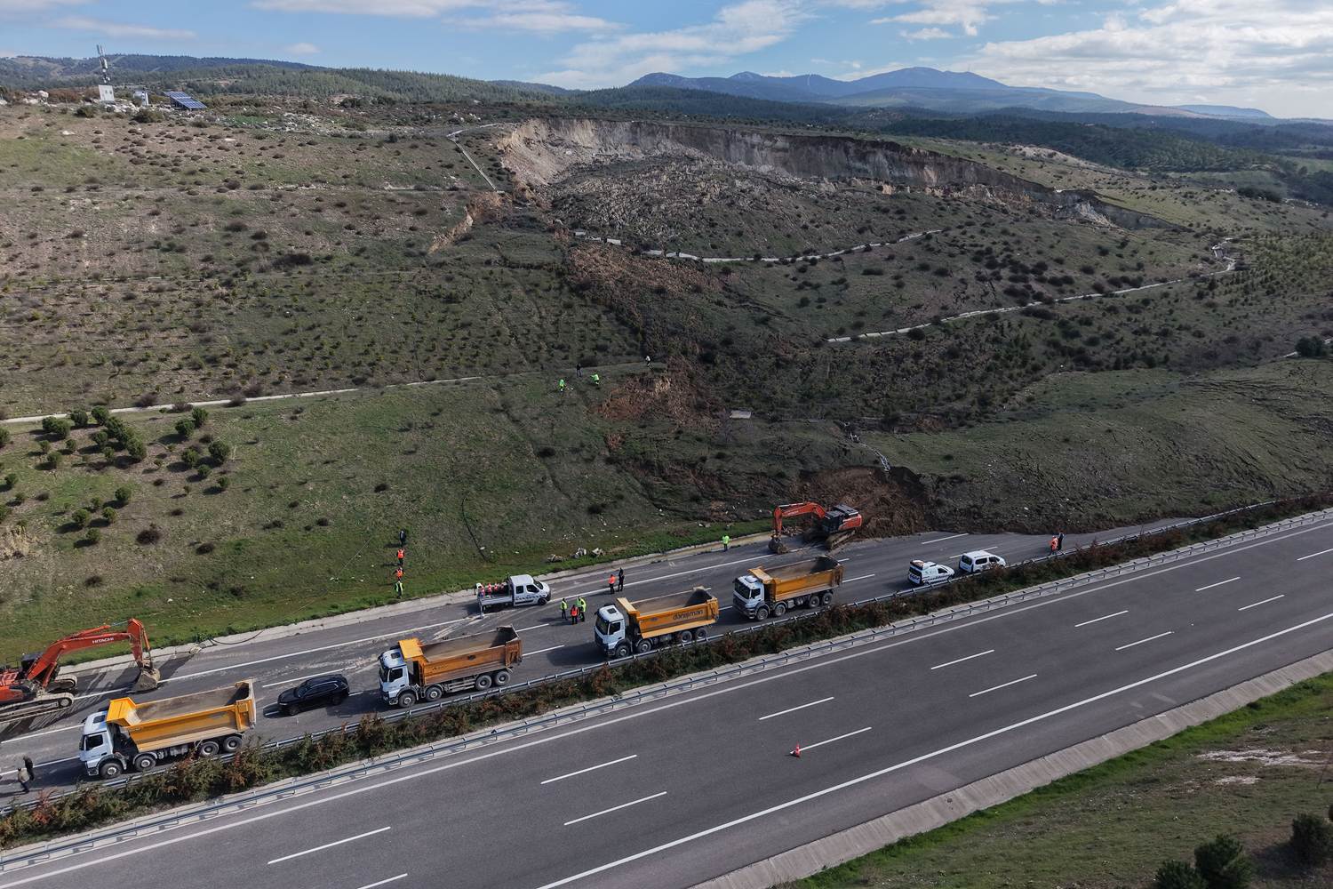 Otoyolda heyelan alarmı! Ekipler 7/24 çalışıyor