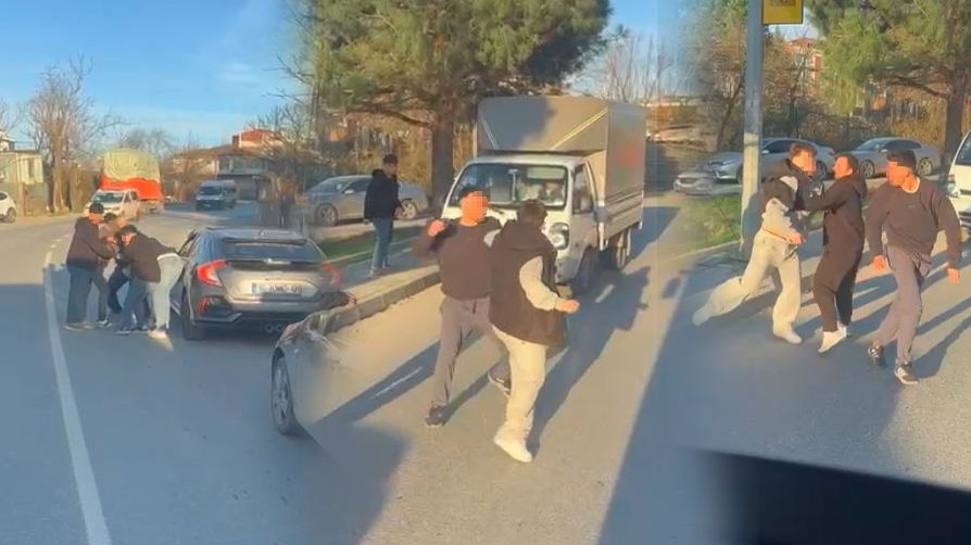 Yol verme kavgası boks maçını aratmadı! Cadde ringe döndü
