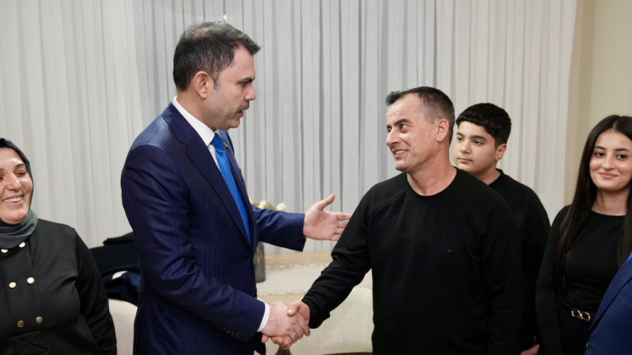 Bakan Kurum'dan depremzede aileye anlamlı ziyaret: Çay davetini geri çevirmedi