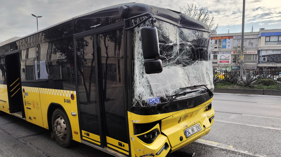 Fatih'te durak dehşeti! Bu sefer 3 İETT birden kazaya karıştı