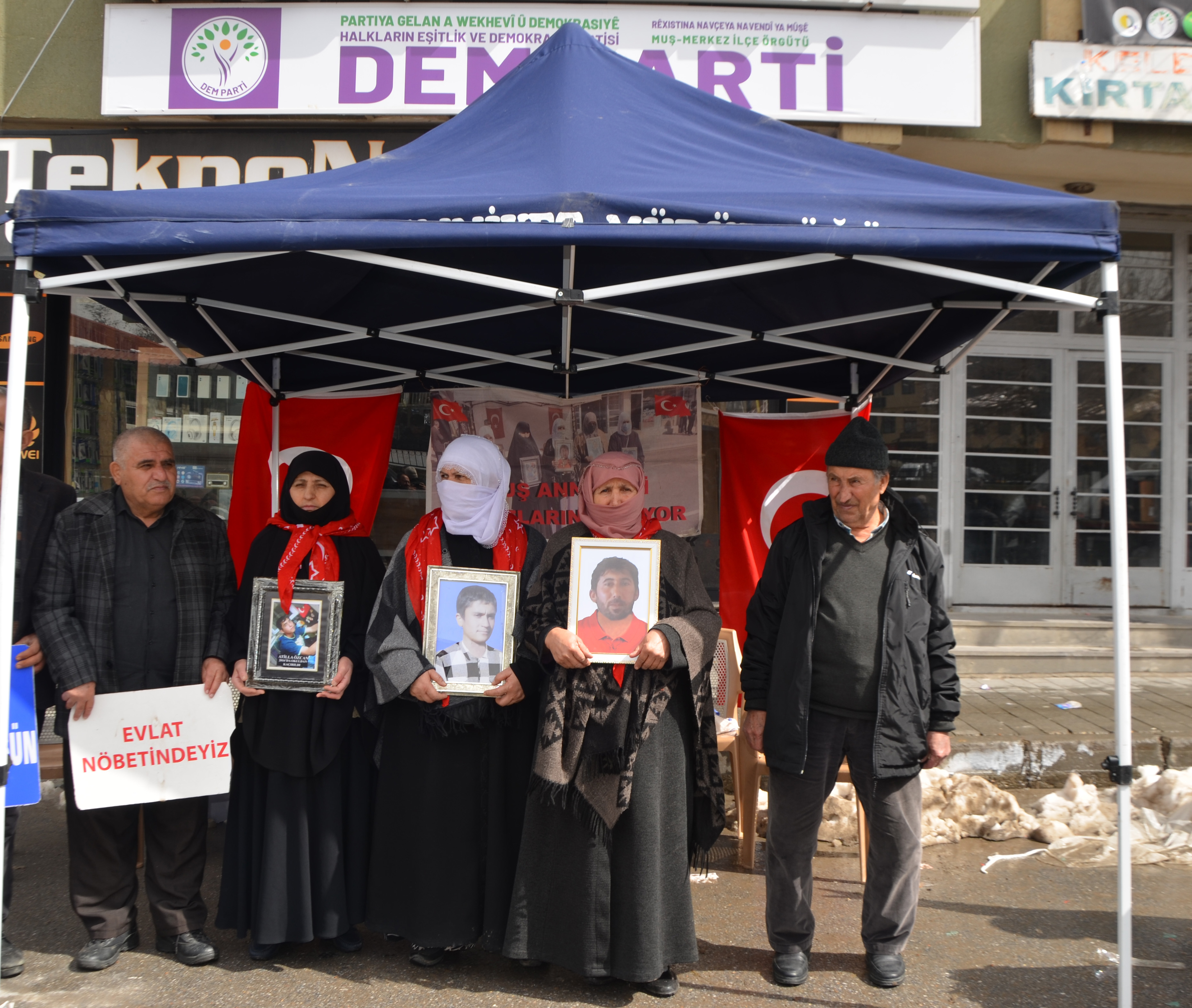 DEM Parti önünde evlat nöbeti: Sesimi duyuyorsan gel teslim ol