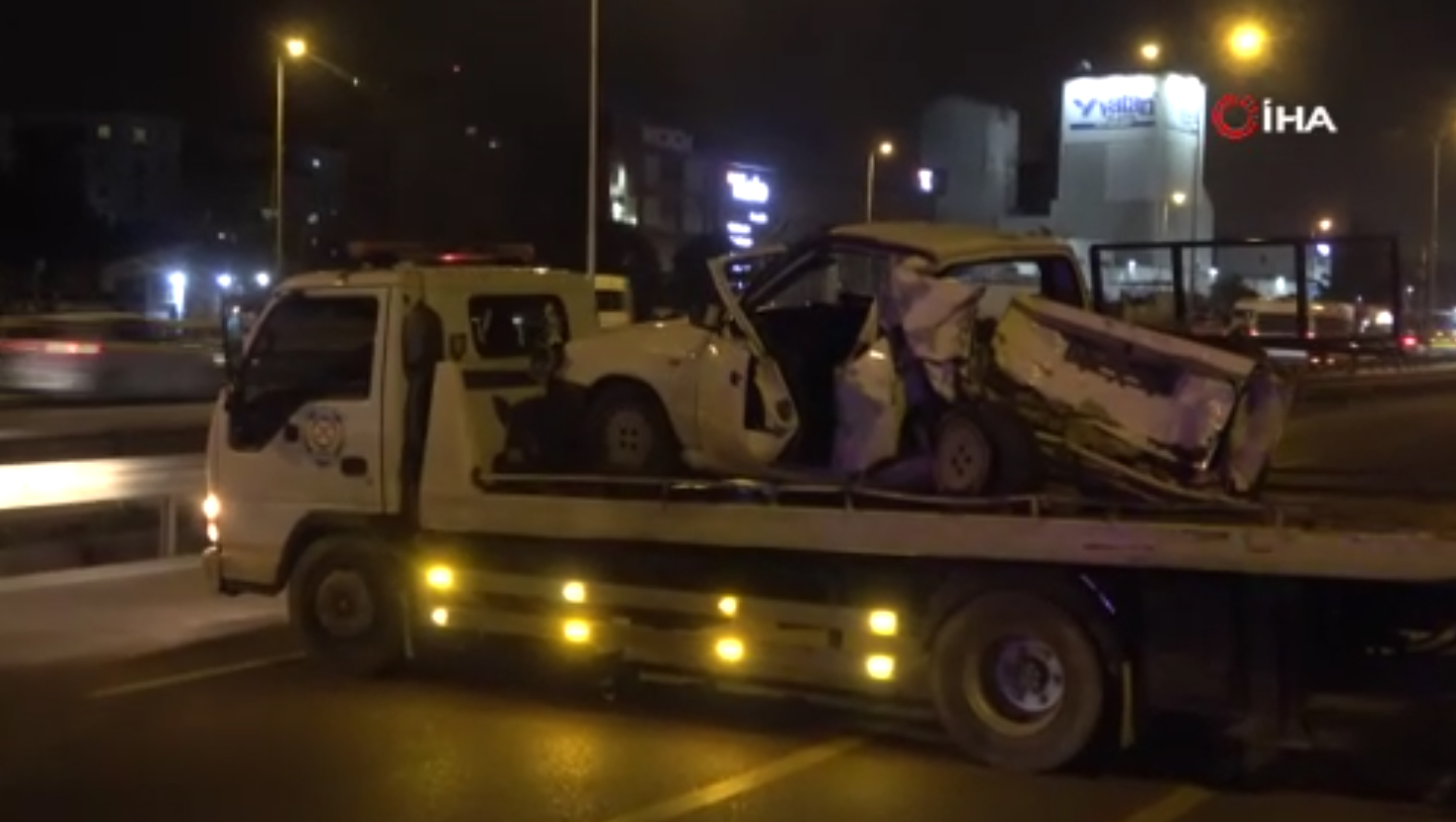 Kartal'da feci kaza! Araç içinde sıkıştı