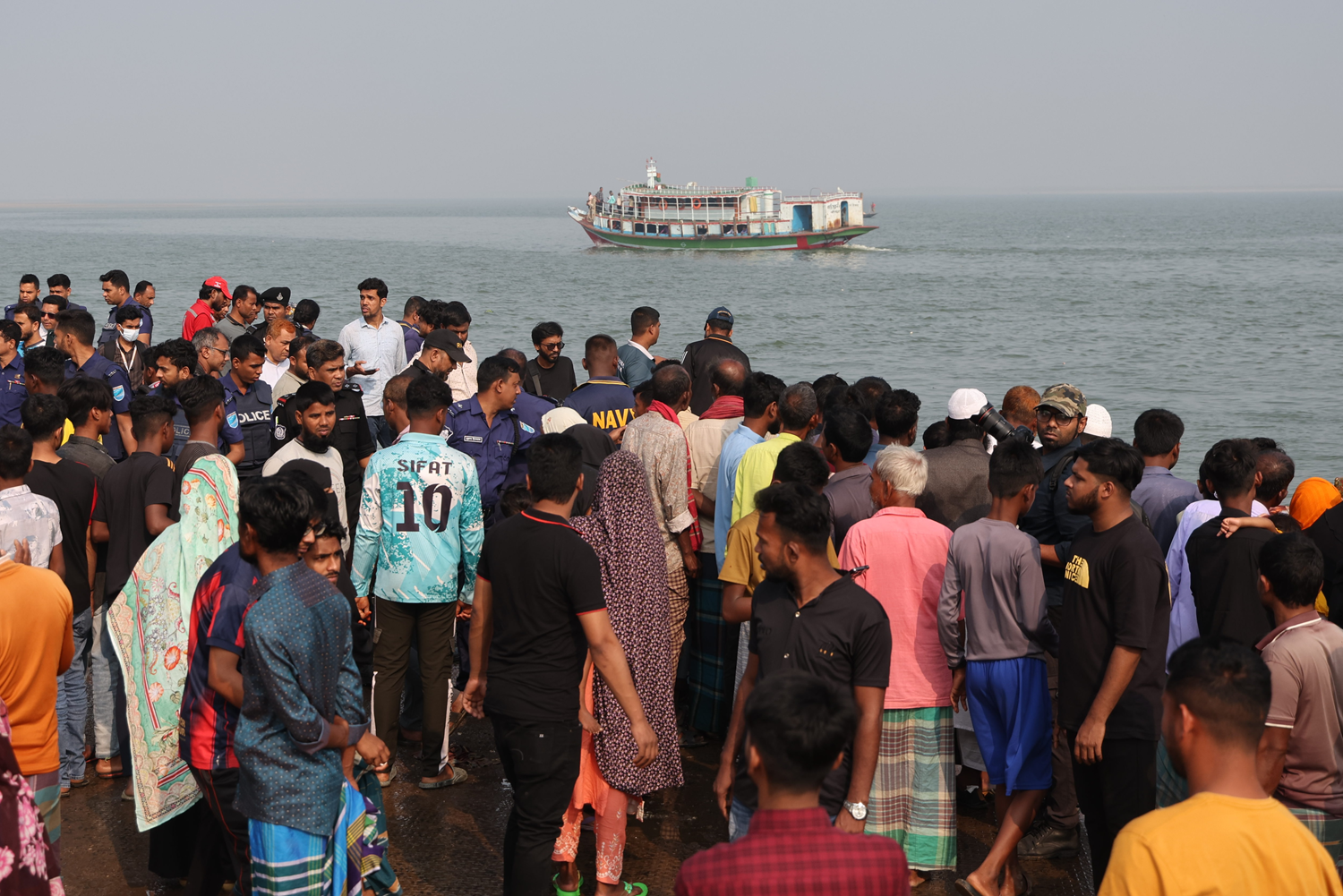 Bangladeş'te facia: Yolcu otobüsü nehre devrildi