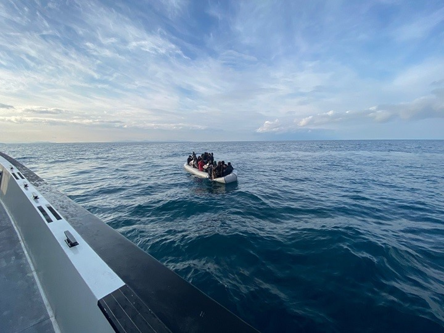 Ege'de iki noktada operasyon: 37 düzensiz göçmen yakalandı, 42 göçmen kurtarıldı