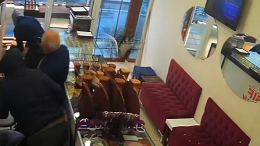 1 kilo altın çalıp kayıplara karıştılar... Soygun anı güvenlik kamerasında