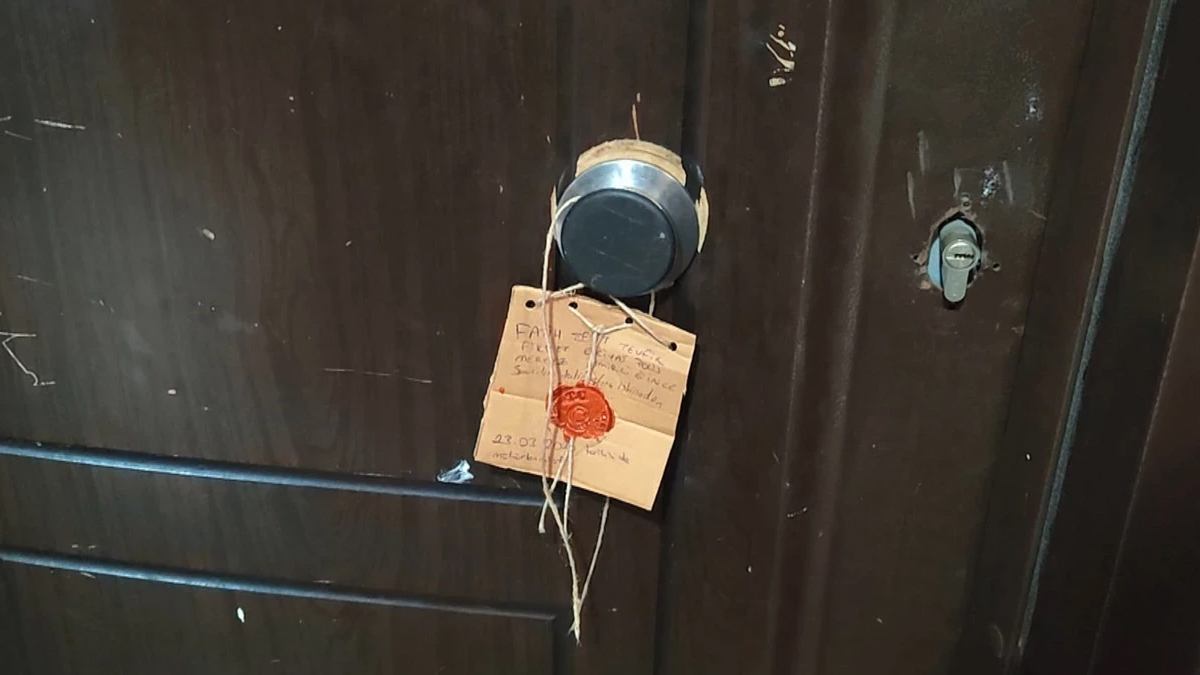 Sesler üzerine komşuları şikayet etti: Misafirlerin yanında eşini döverek öldürdü