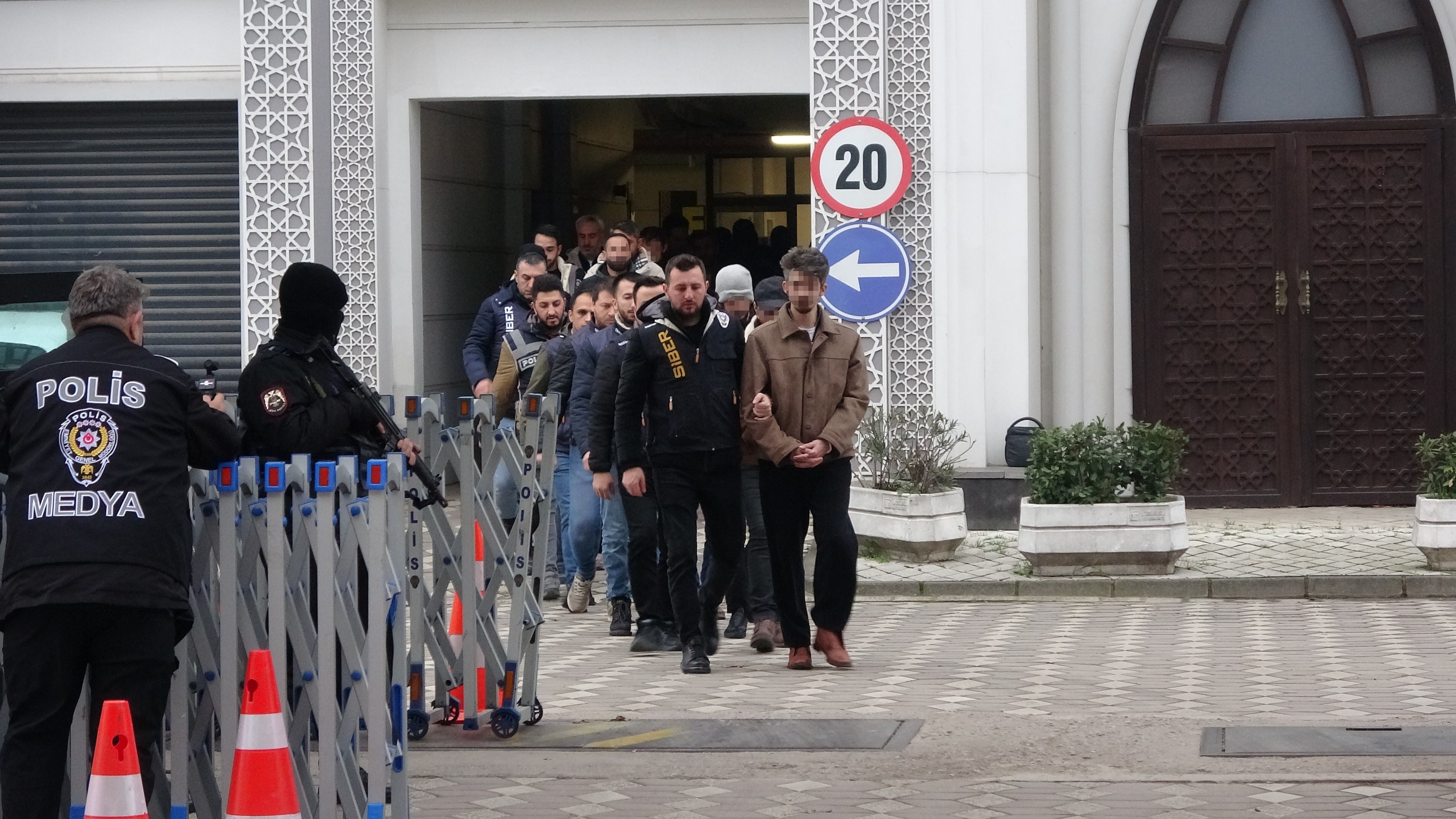 8 ilde dolandırıcı operasyonu: 810 milyon TL hesap hareketi tespit edildi