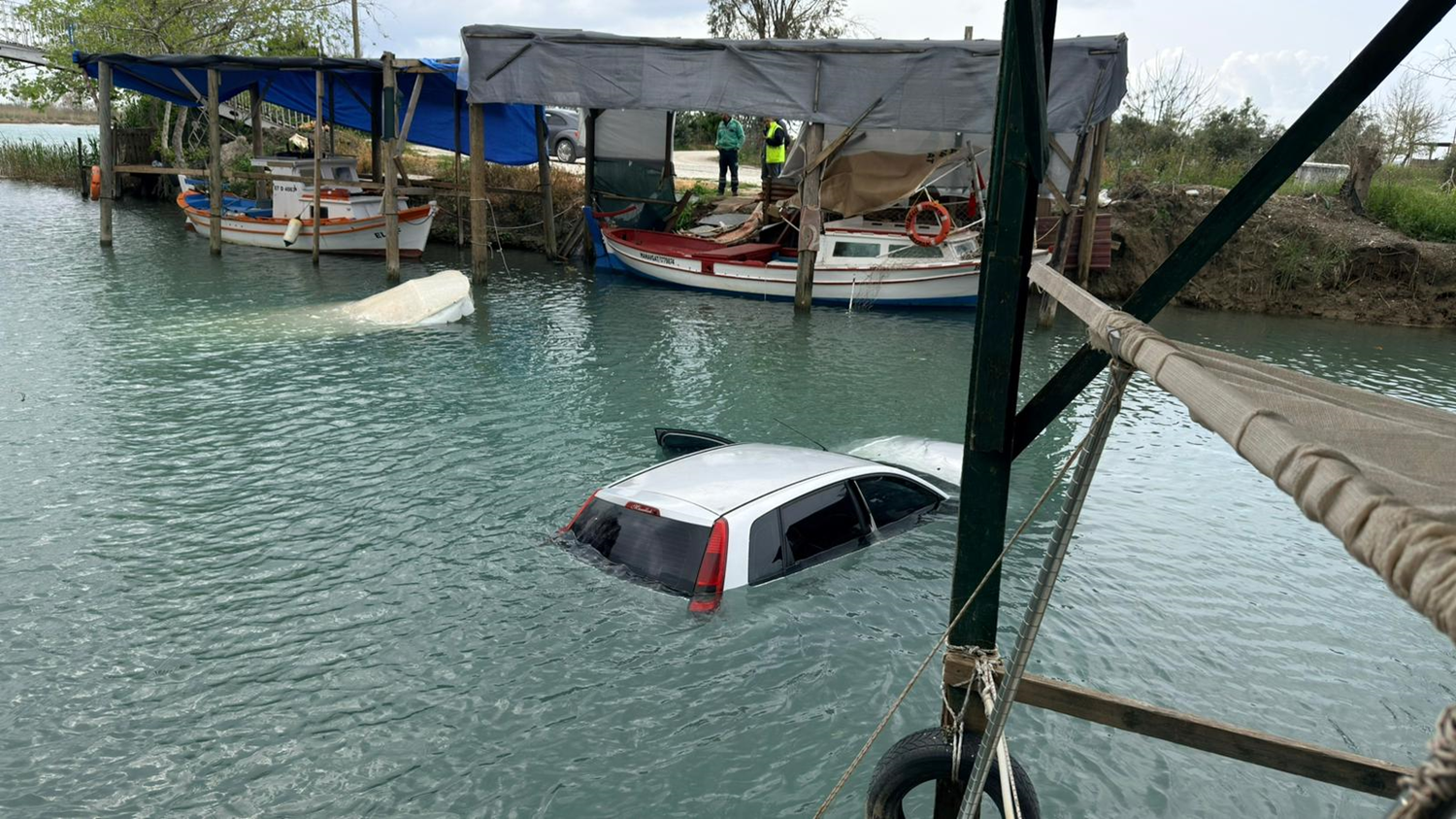 Antalya'da faciadan dönüldü! 3 kişi yüzerek kurtuldu