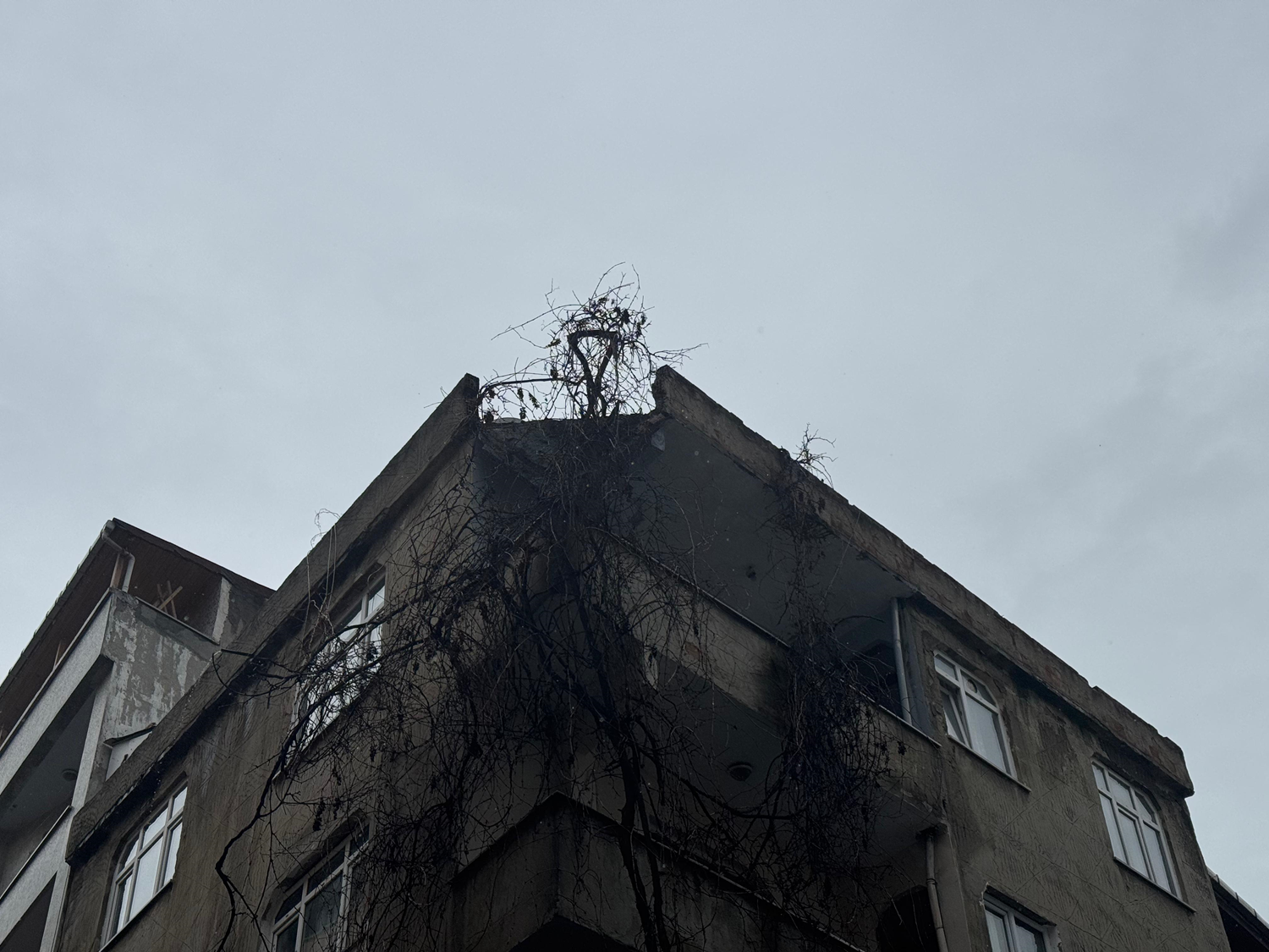 Bağcılar'da çatı çökmesi: Ekipler olay yerinde