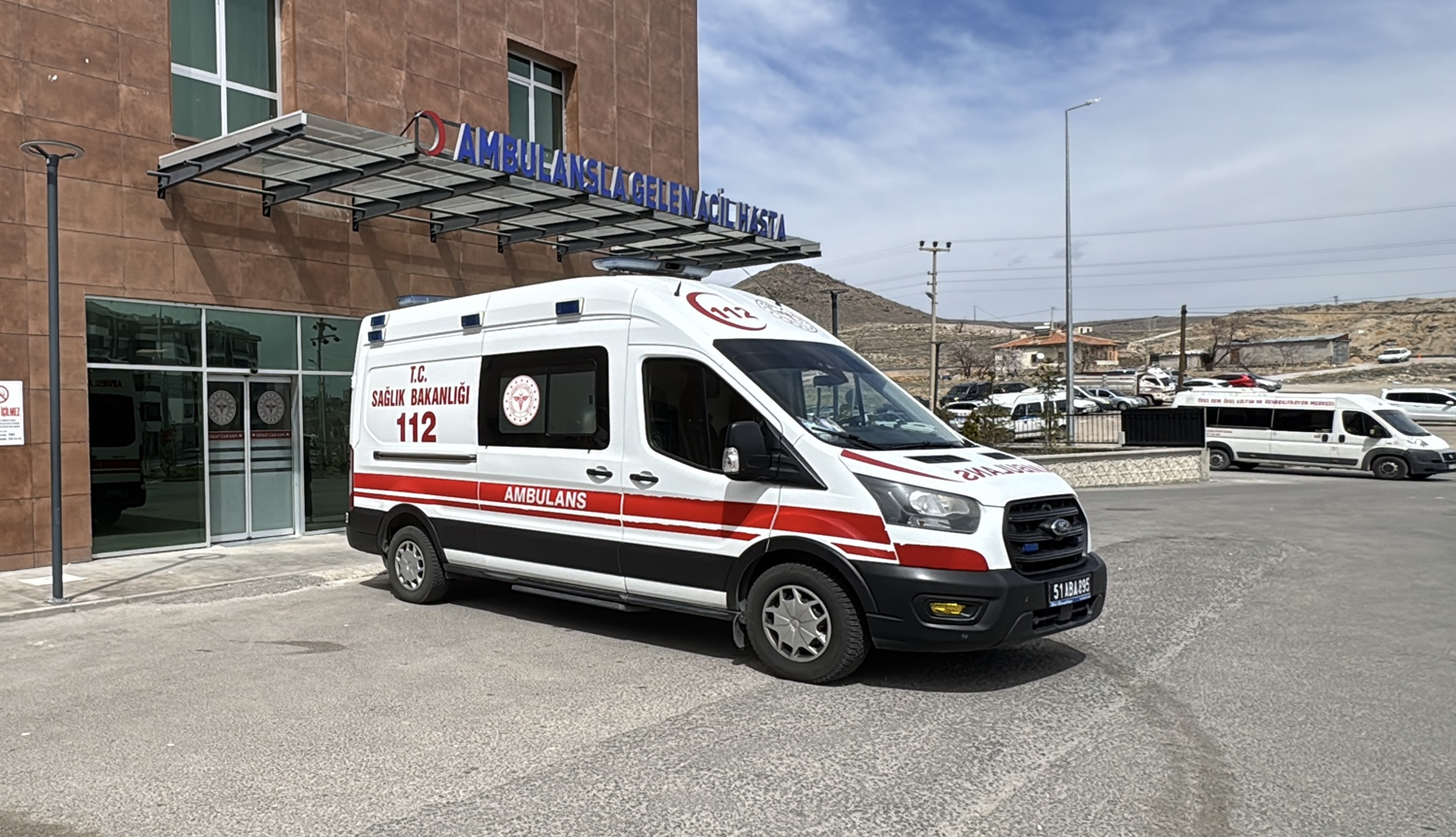 Boşanma aşamasındaki eşini bıçaklayıp canına kıymak istedi