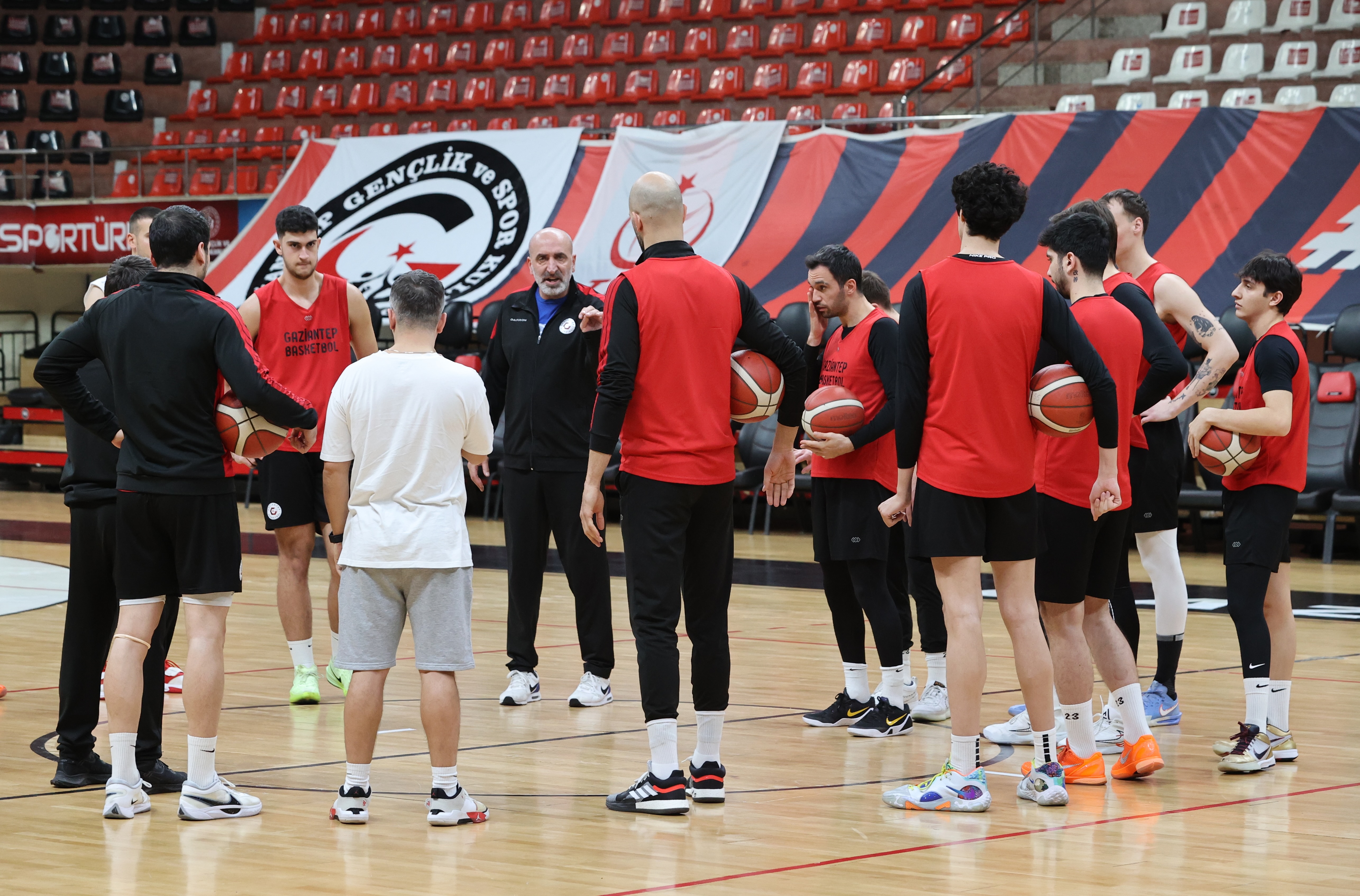 Gaziantep Basketbol liderliği geri almak istiyor
