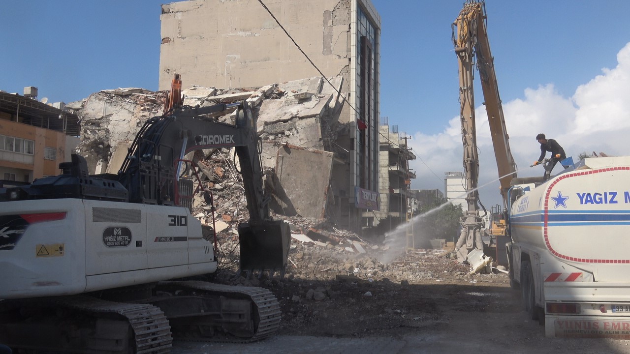 hasarlı binanın yıkım anı kamerada: Son darbeyle yerle bir oldu
