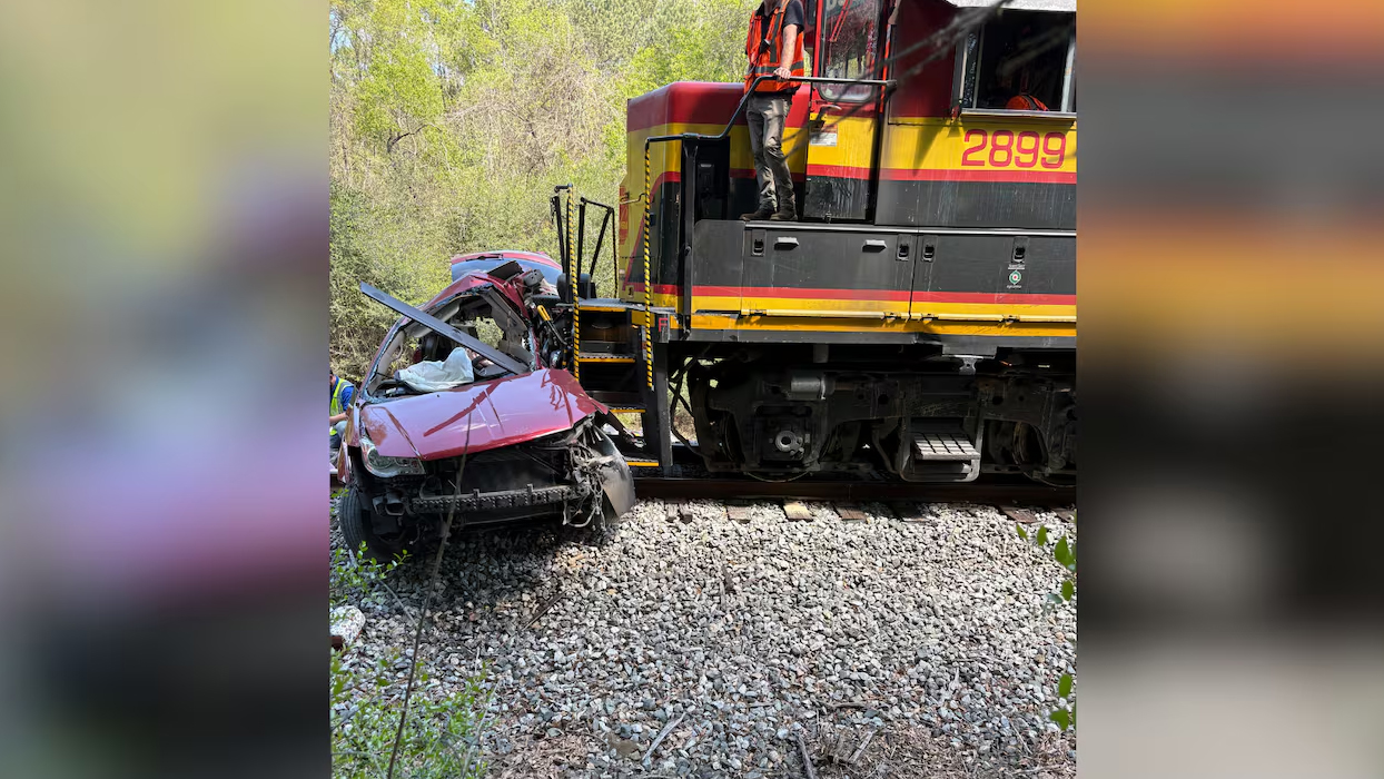 Hemzemin geçitte tren minibüse çarptı: 5 ölü