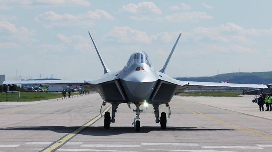Teslimat tarihi öne çekildi: Türkiye'nin 5. nesil uçağı KAAN hangardan çıktı