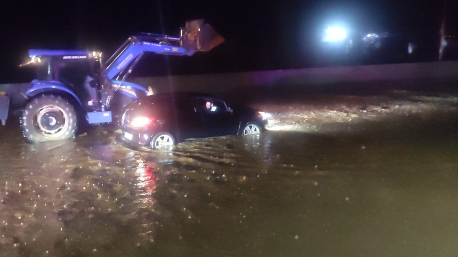 Altyapı sorunu vatandaşı canından bezdirdi: Ödemiş-İzmir yolunda araçlar suya gömüldü