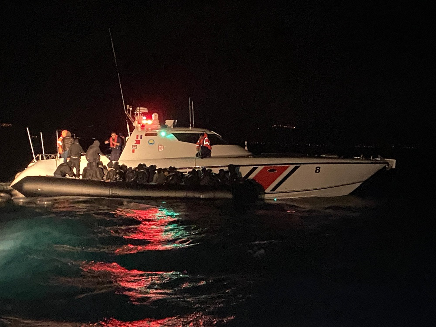 Balıkesir açıklarında 39 düzensiz göçmen  kurtarıldı