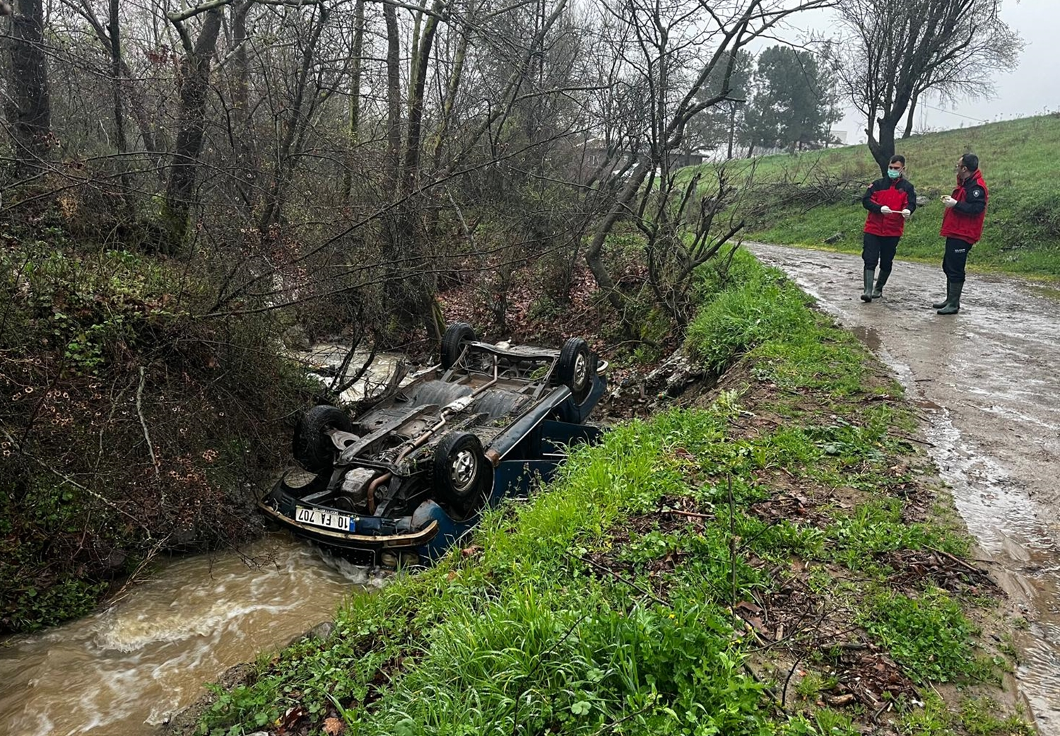 Balıkesir'de dereye devrilen otomobilin yakınında ceset bulundu