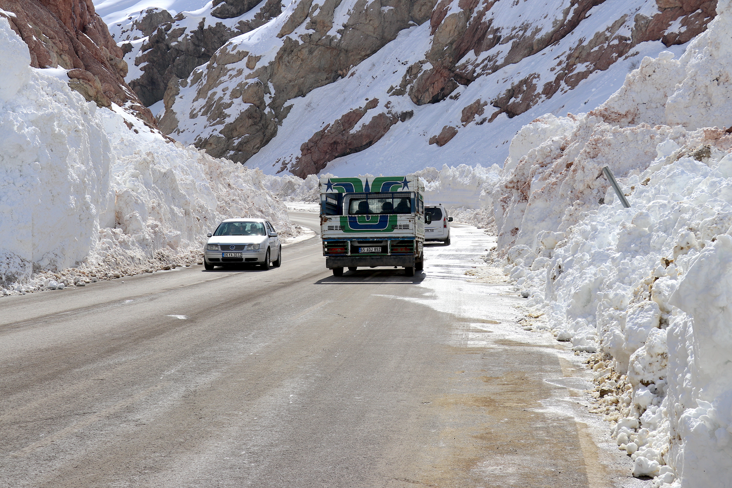 Çığ düşen Van-Hakkari kara yolu tek şeritten ulaşıma açıldı