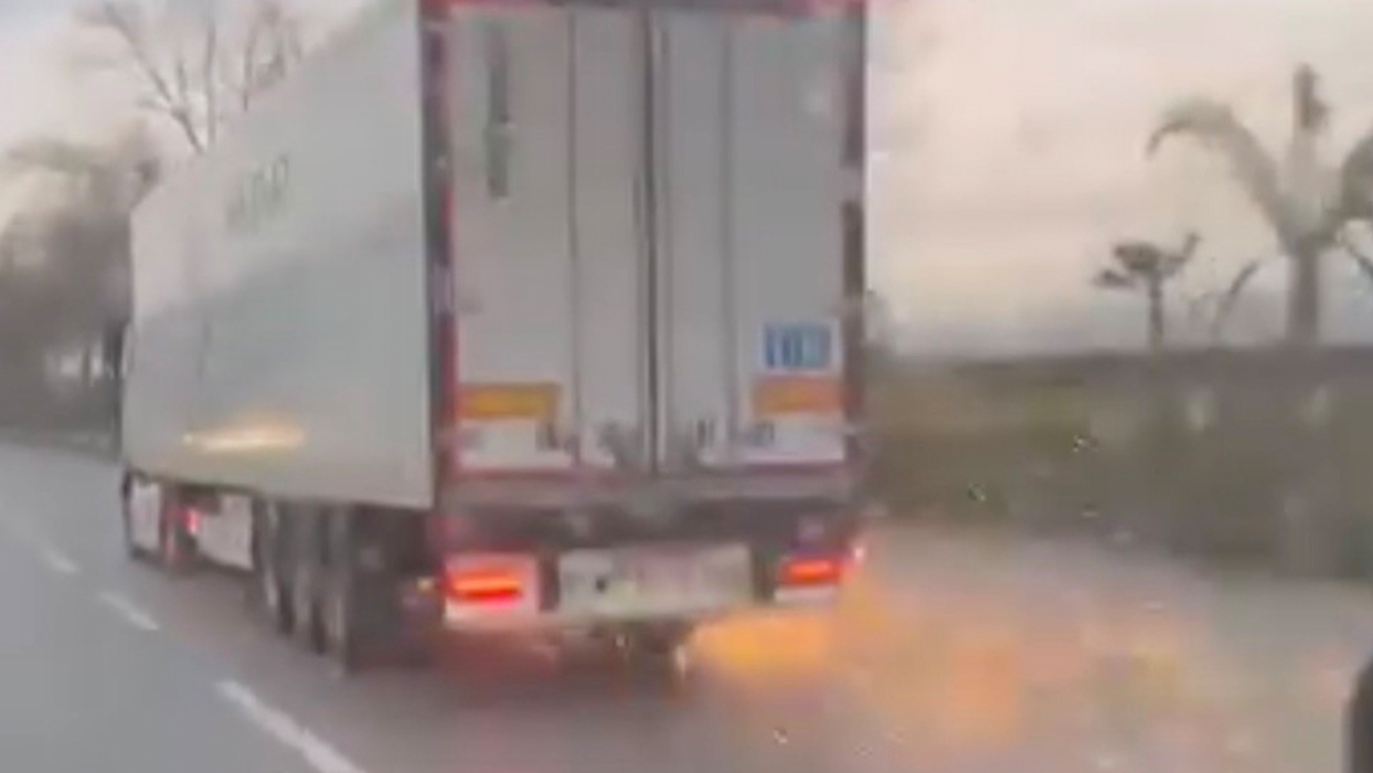 Direği devirdi, lastiği patladı: TIR olay yerinden kaçtı