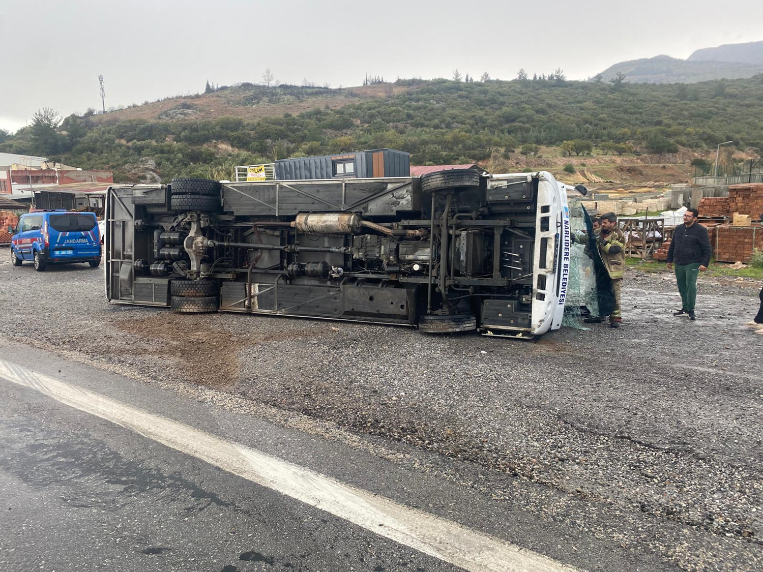 İzmir'de futbolcuları taşıyan midibüs devrildi: 4 sporcu yaralı