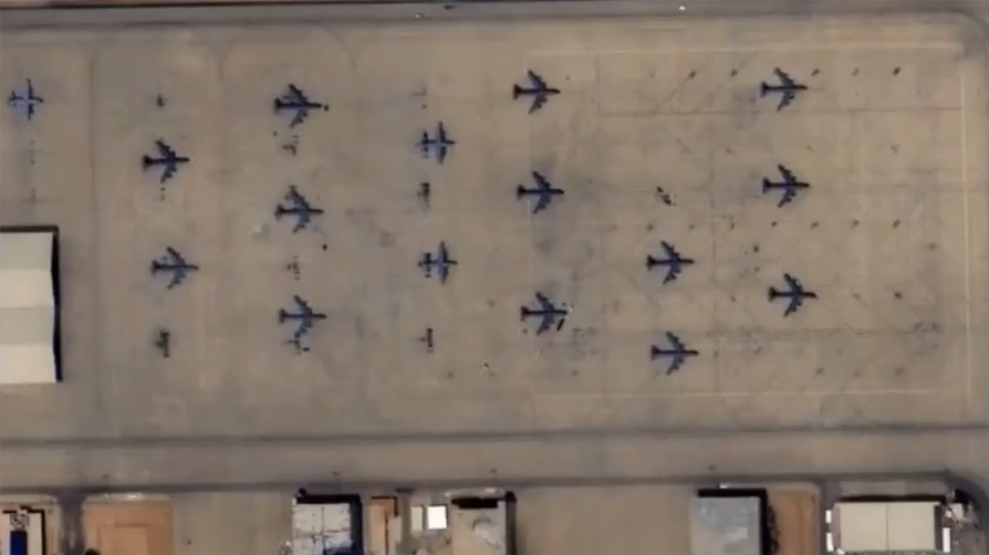 Üsteki sıralı uçakların ortasına İran füzesi! ABD'nin aldığı ağır hasar uydudan görüldü