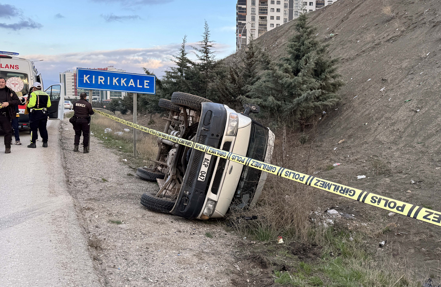 Kırıkkale'de kamyonla çarpışan minibüs şarampole devrildi: 5 yaralı