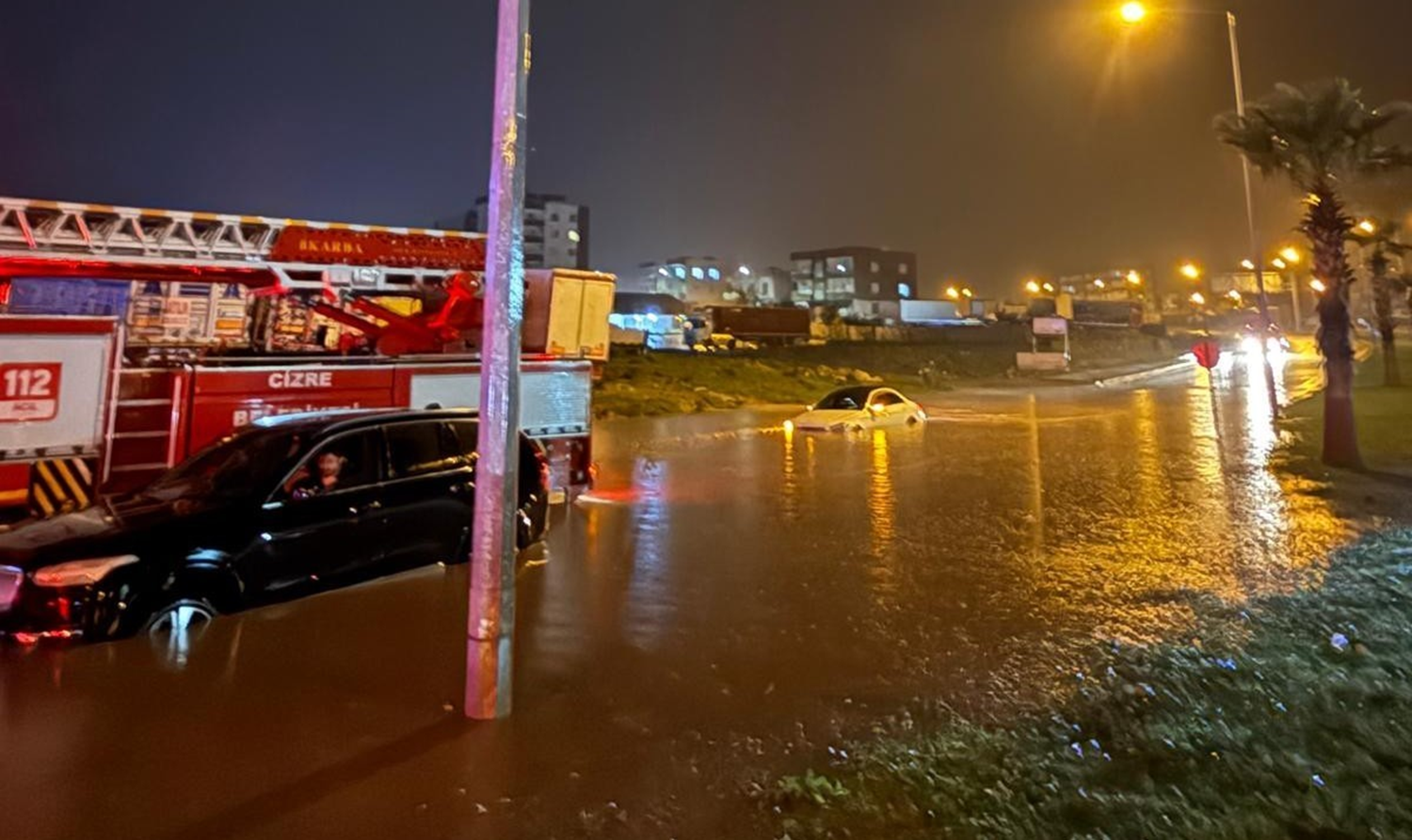 Şırnak'ta sağanak etkili oldu... Araçlar selde mahsur kaldı