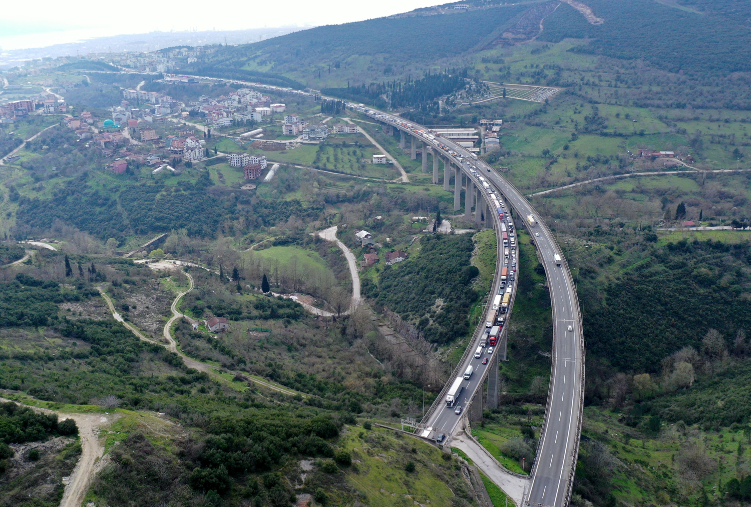 Anadolu Otoyolu'nda zincirleme kaza: 4 araç birbirine girdi, ulaşım felç