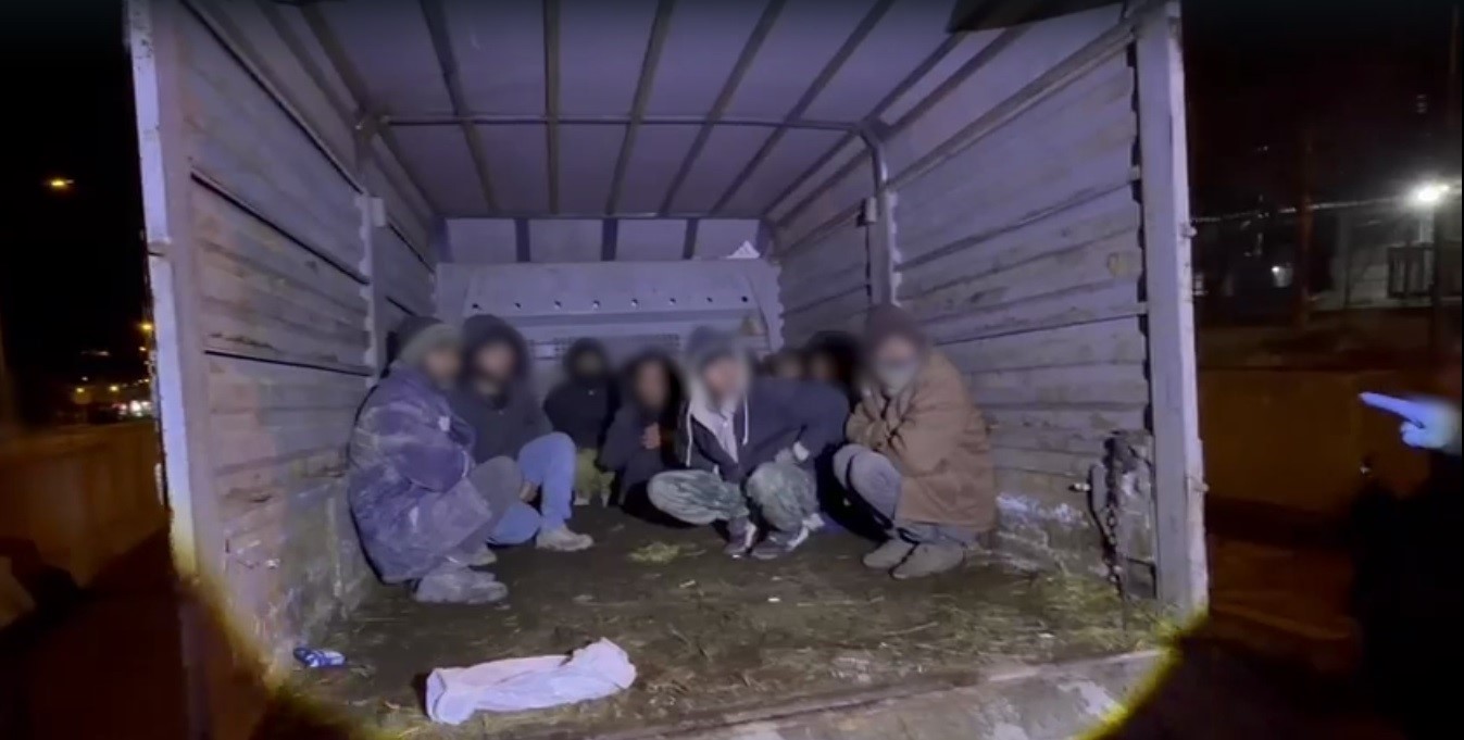 Göçmen kaçakçılığına geçit yok: Kamyonet kasasında yakalandılar