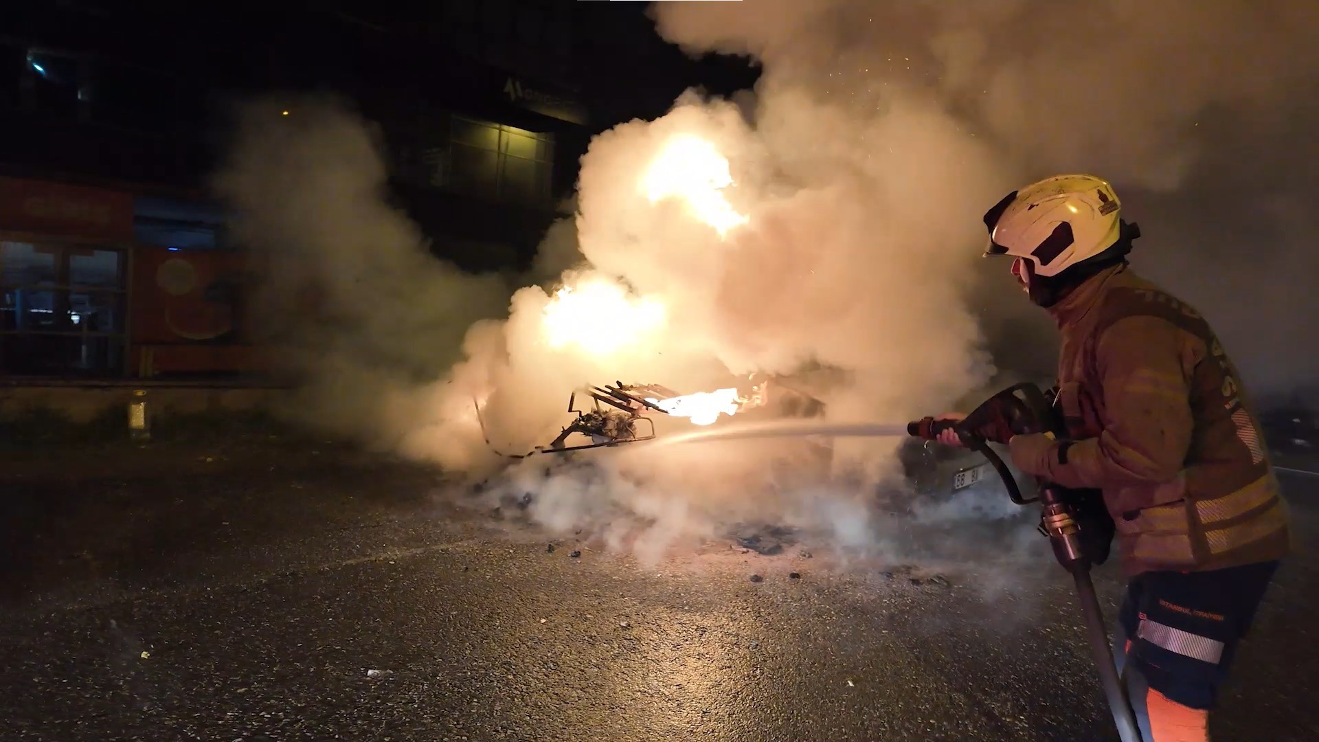 Korkutan yangın: Alevler motosikletten otomobile sıçradı