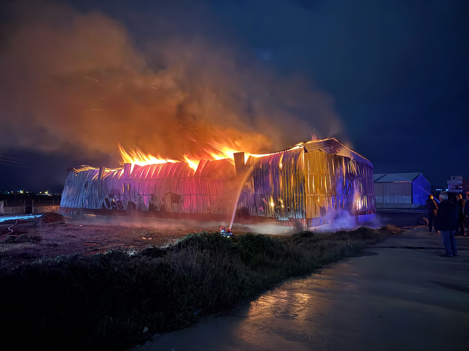 Osmaniye'de korkutan yangın: Kağıt fabrikası alevlere teslim oldu
