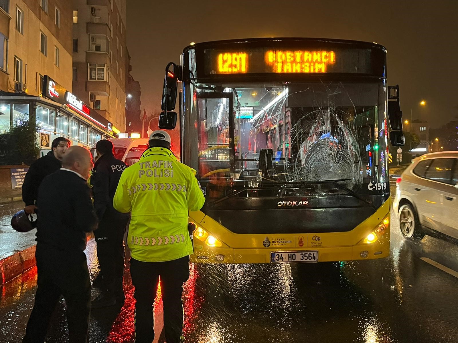 Üsküdar'da İETT otobüsü yayaya çarptı: Kaza anı güvenlik kamerasında