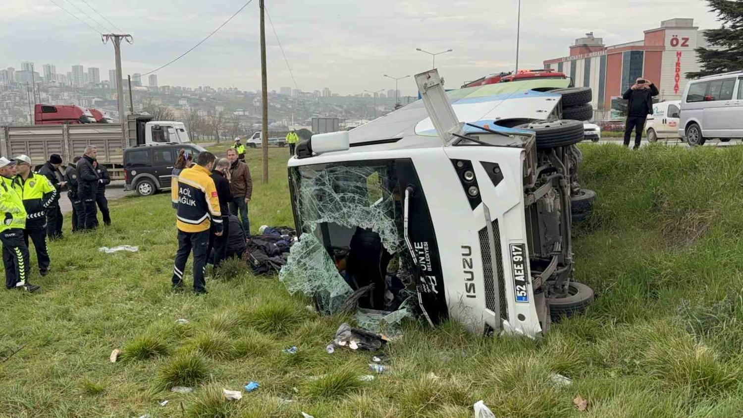Yarışmadan dönen öğrencileri taşıyan midibüs şarampole devrildi: 15 yaralı