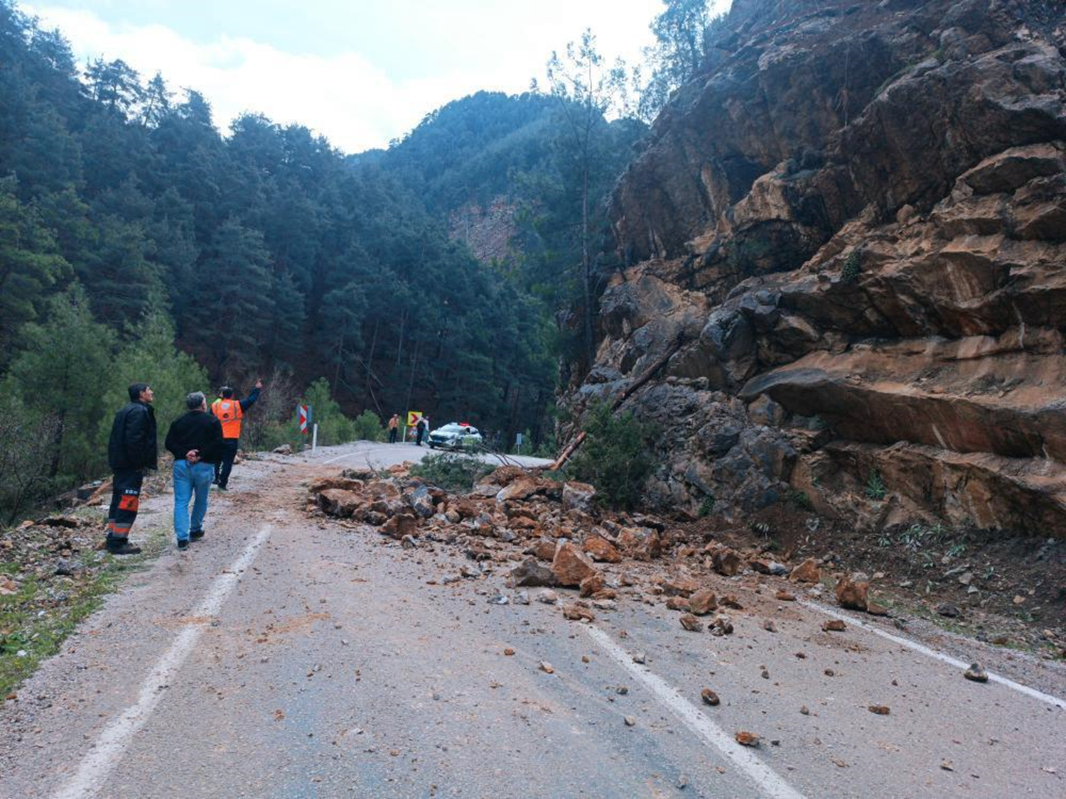 Adana yolunda heyelan: Çift yönlü ulaşıma kapatıldı
