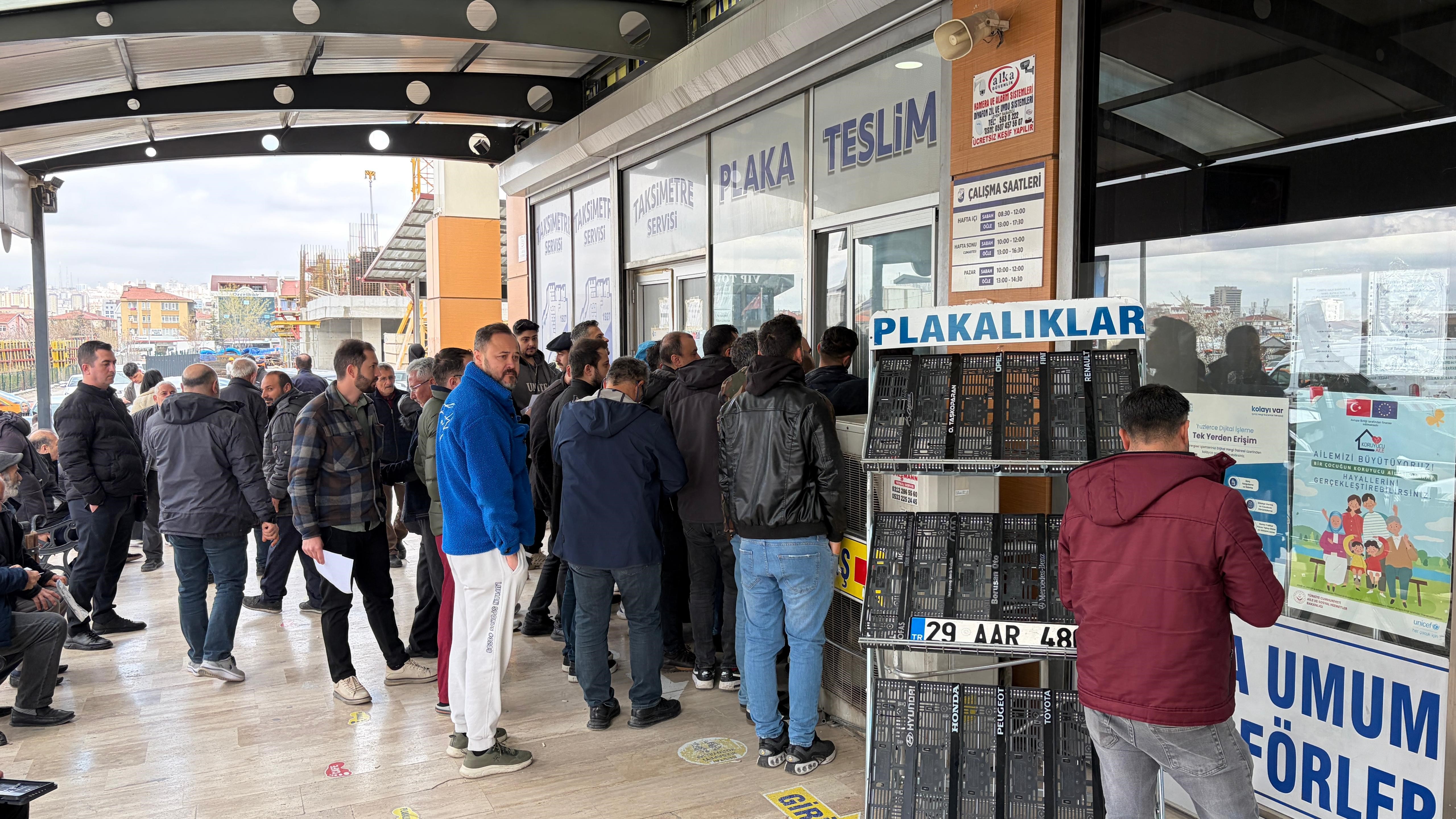 Ankara'da APP plaka yoğunluğu: Kuyruklar kapıya dayandı