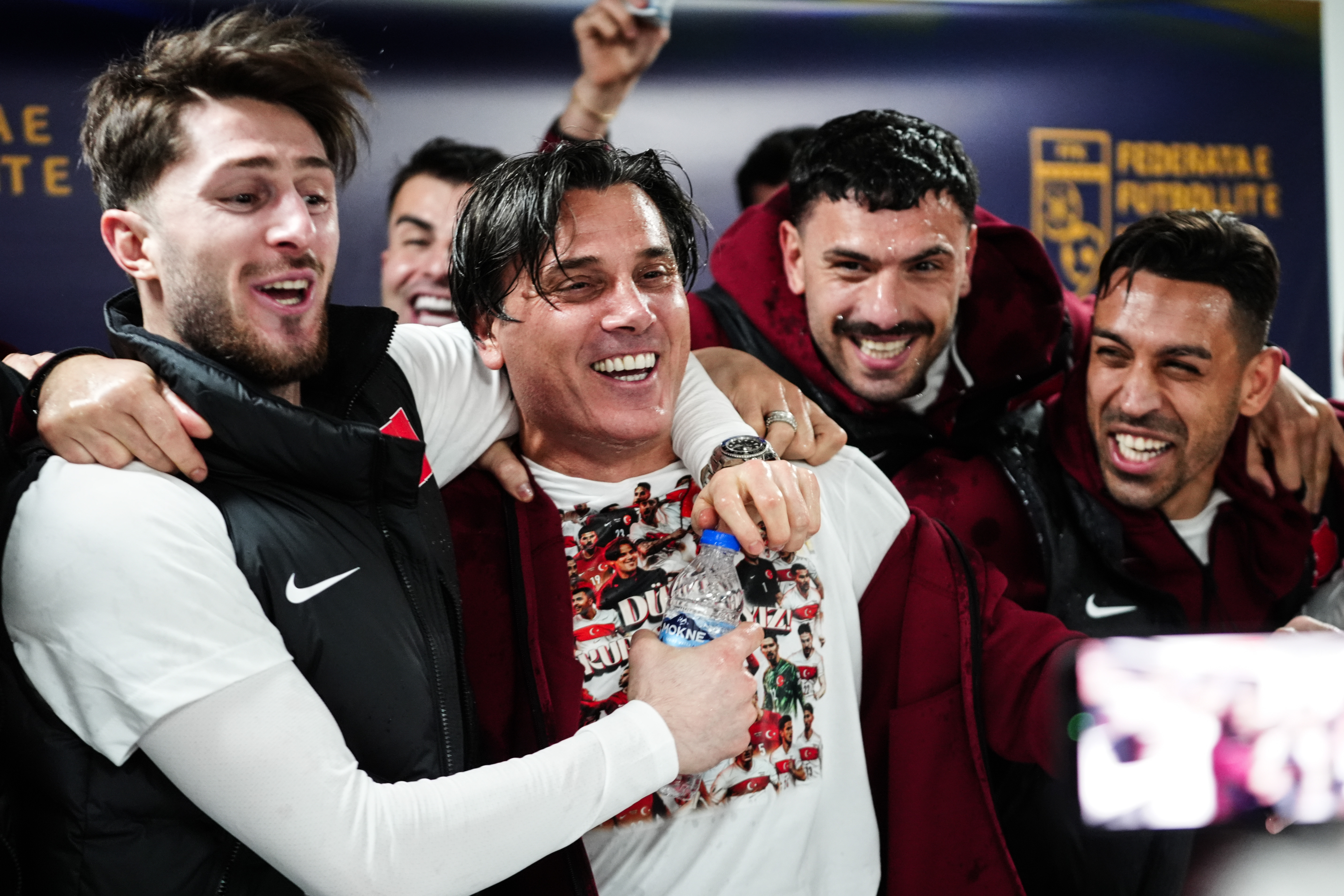 Montella'ya basın toplantısında sulu kutlama