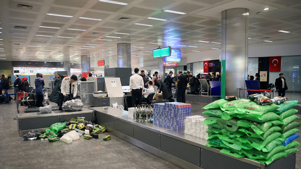 Gümrükte skandal görüntüler! Malları çalarken eğlenmişler: 4 görevli gözaltında