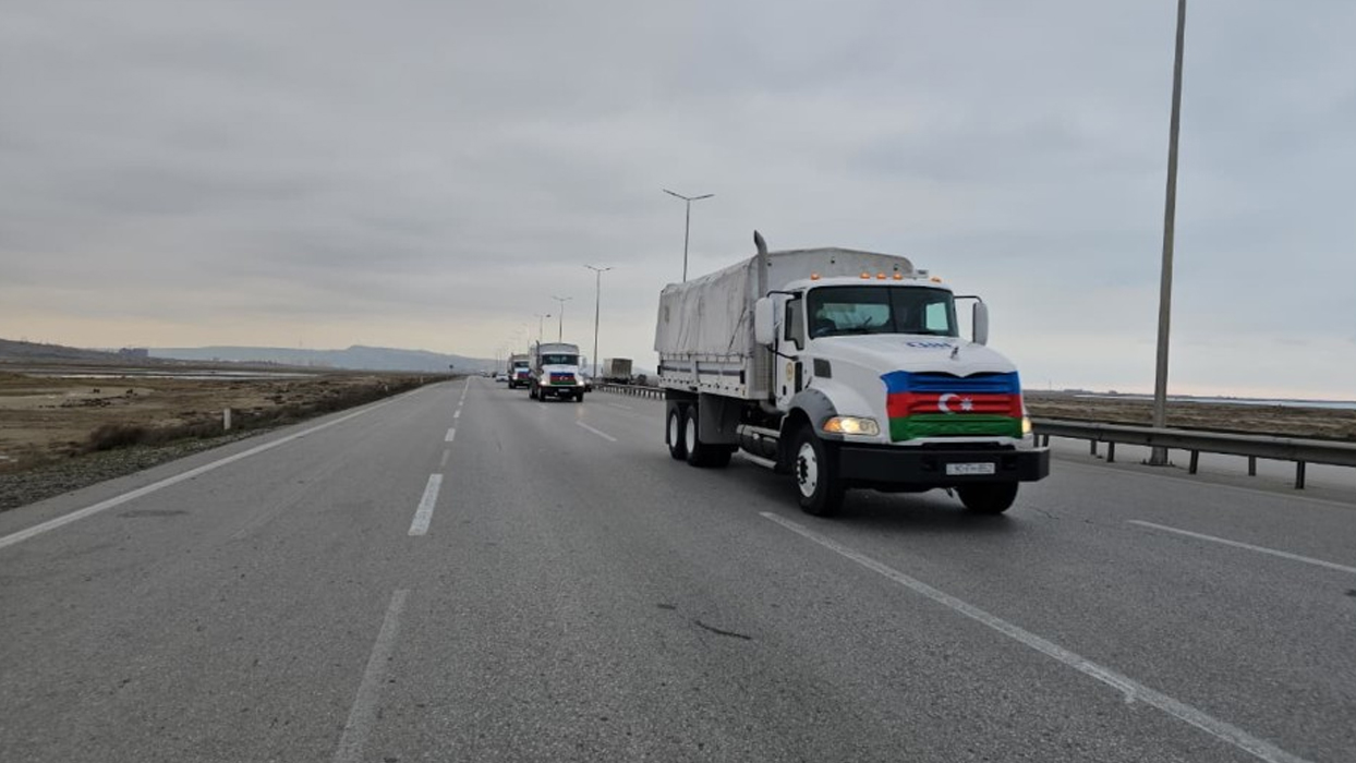 Azerbaycan'dan İran'a yardım eli: 200 tonluk malzemeler yola çıktı
