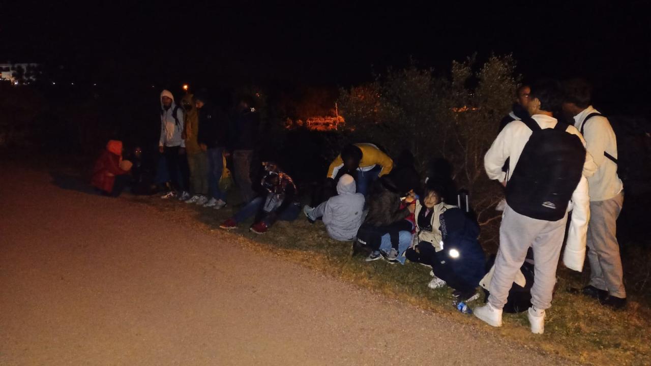 Foça'da gece yarısı operasyon: 27 düzensiz göçmen kıyıda yakalandı