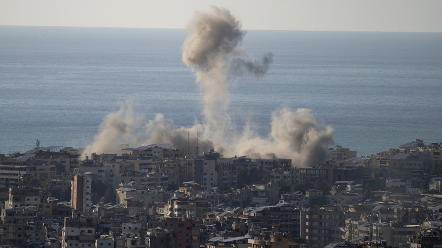 İşgalci İsrail Beyrut'a yine bomba yağdırdı