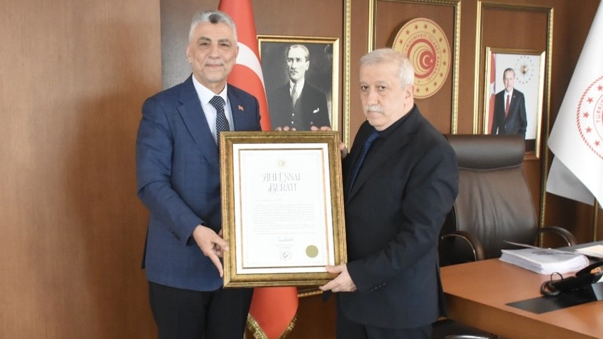 Pakistanlı aileden Kurtuluş Savaşı'nı gerekçe göstererek ücret almamıştı! Tahtakale esnafı Yılmaz'a Ahi Esnaf Beratı takdim edildi