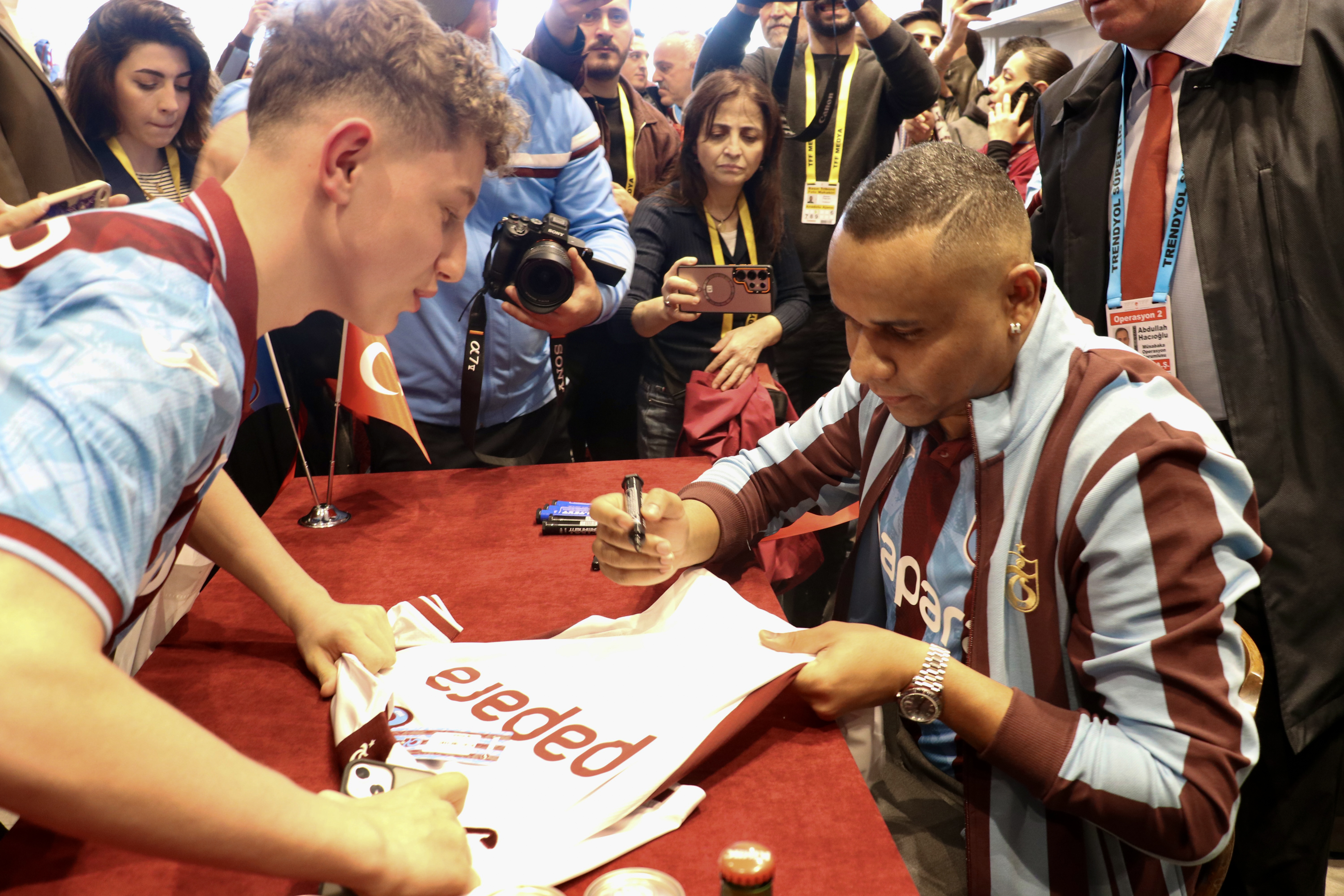 Trabzonspor'un eski futbolcusu Jaja taraftarlarla bir araya geldi