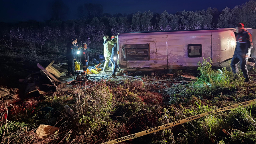 Yolcu minibüsü devrildi: Ölü ve çok sayıda yaralı var