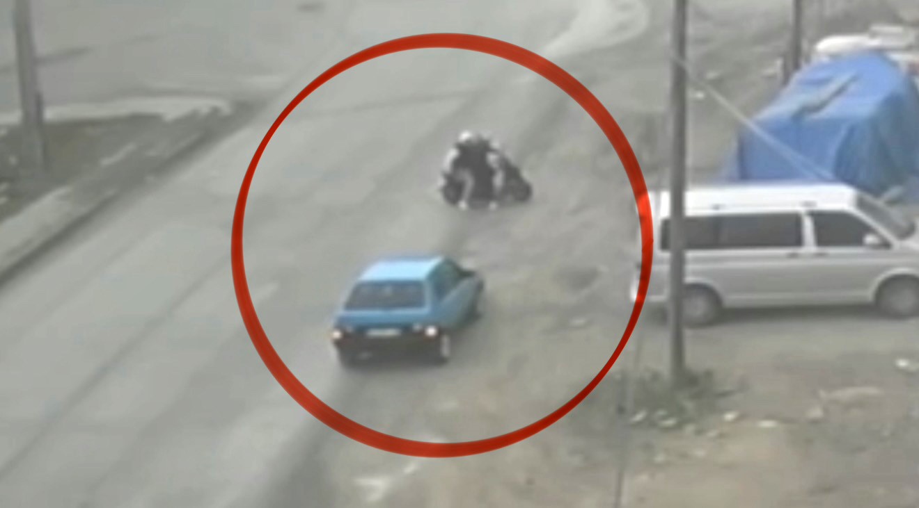 Geri manevra faciaya dönüştü: Önce solladı, sonra geri dönüp çarptı