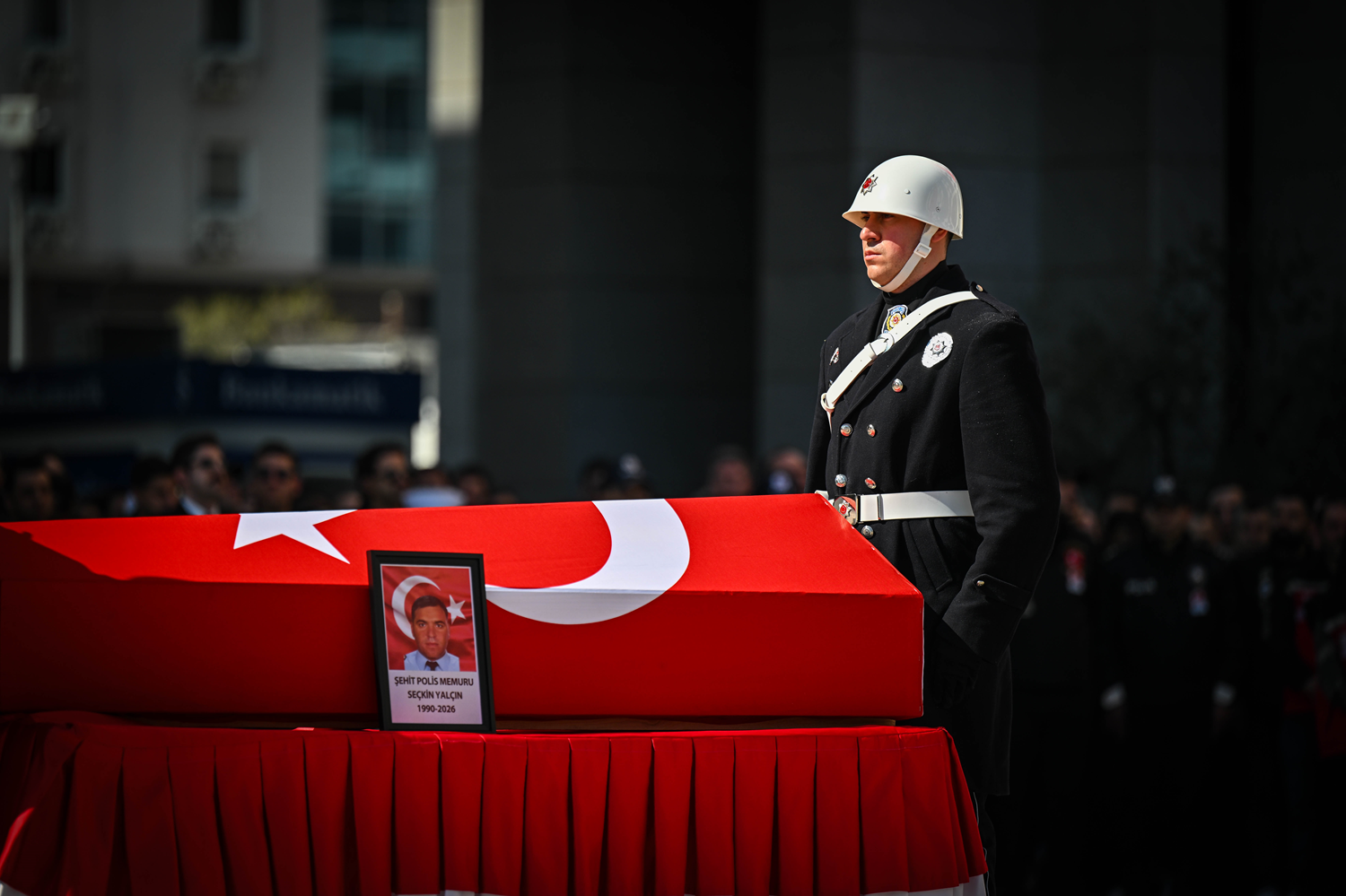 Günlerdir yaşam savaşı veriyordu: Şehit polis Seçkin Yalçın son yolculuğuna uğurlandı