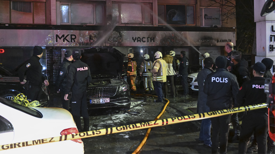 Oto galeride kundaklama şüphesi! 100 milyon değerindeki 15 araç küle döndü