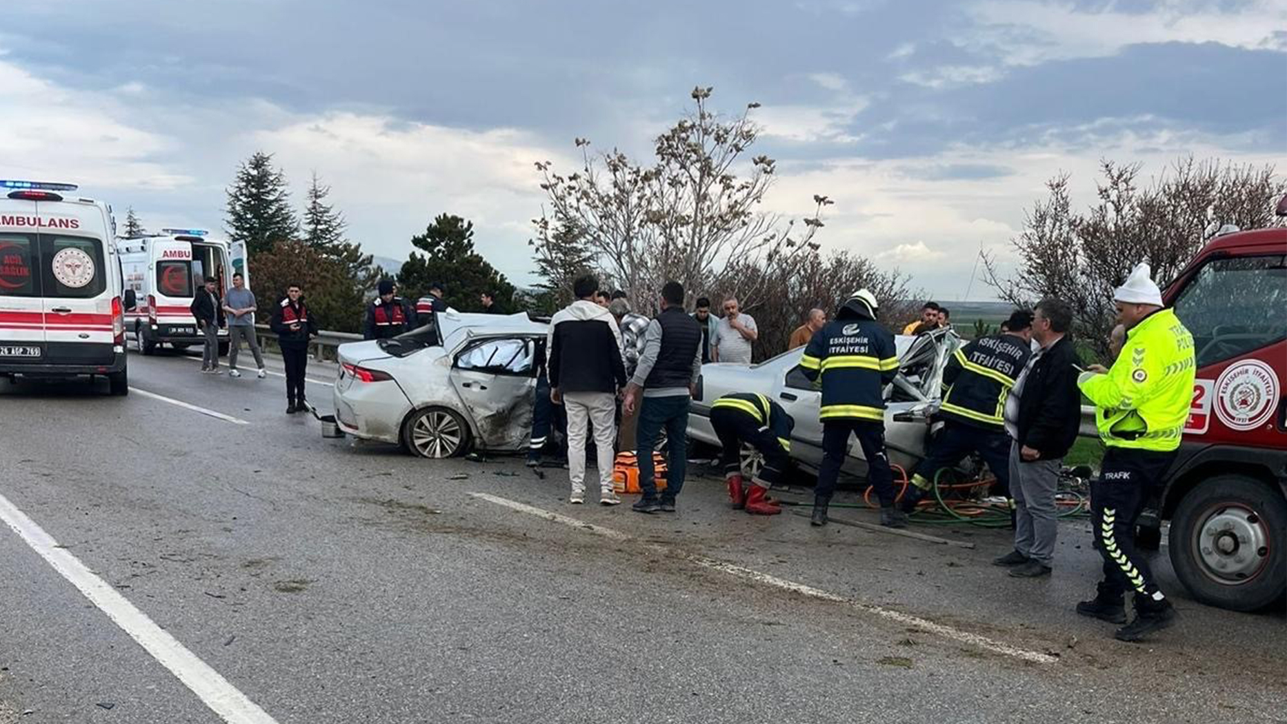 Sivrihisar'da feci kaza: Karşı şeride geçen otomobil 4 can aldı