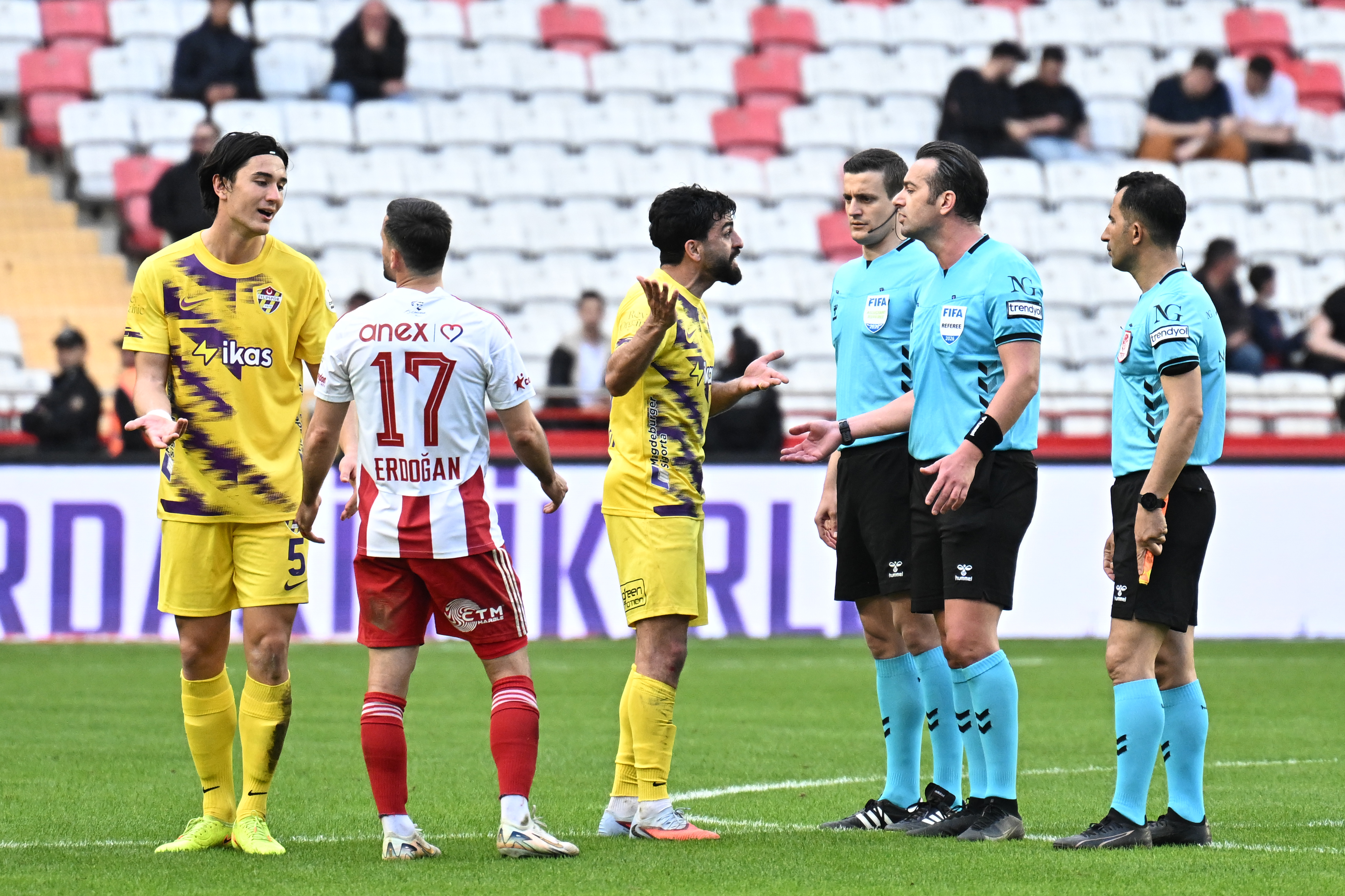 Umut Bozok: Türk futbolunda bir şeyler oluyor