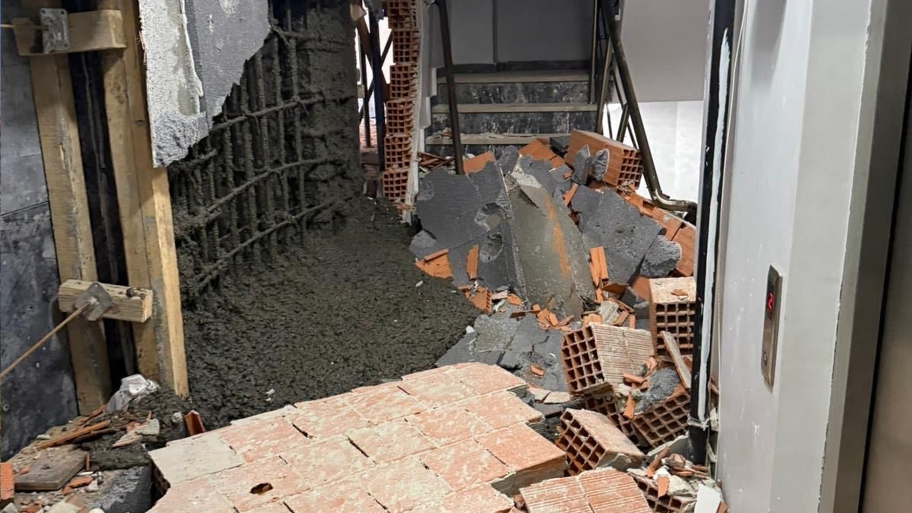 Zeytinburnu'ndaki inşaatta korkutan olay: Apartmanın duvarı yıkıldı