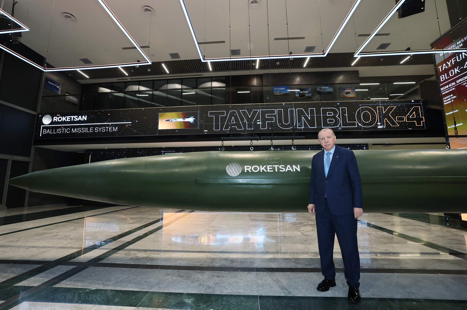 Cumhurbaşkanı Erdoğan, Tayfun Blok-4 füzesinin üzerine imzasını attı